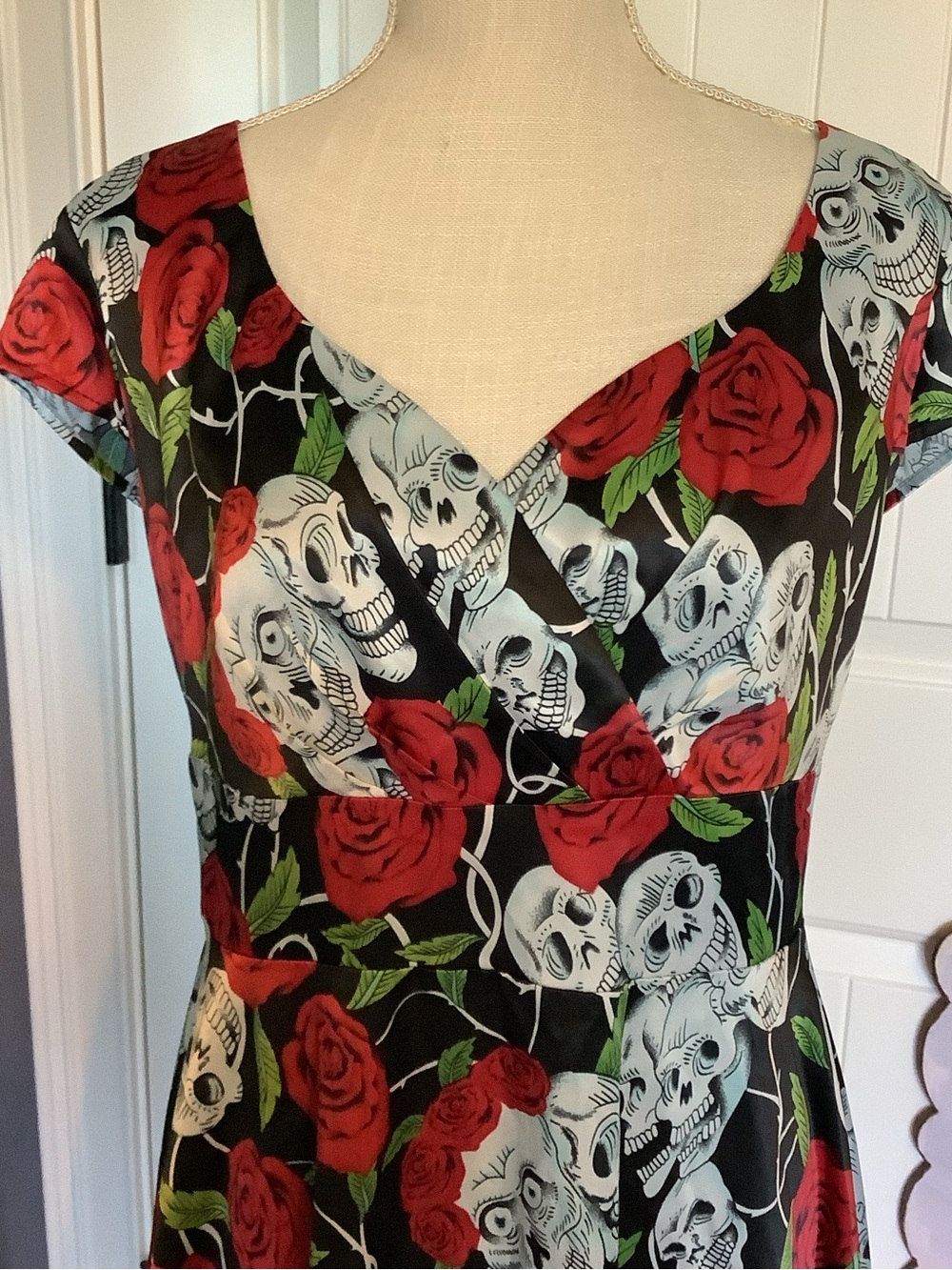 Vintage Style Rockabilly Fit-and-Flare Skull & Rose Dress - Picture 2 of 9